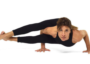 chica haciendo yoga