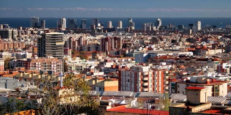 ¿Qué ciudad es más grande Sevilla o Zaragoza?