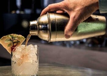 Sorprende a tus amigos con un kit de cócteles para hacer en casa