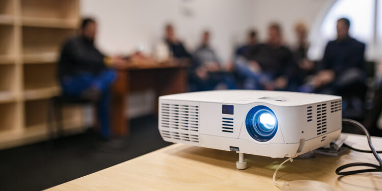 Descubre las ventajas de tener un mini proyector portátil en casa