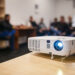 Descubre las ventajas de tener un mini proyector portátil en casa