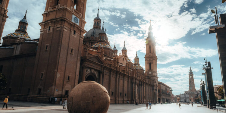 Descubriendo las maravillas de Zaragoza: una ciudad española moderna