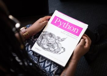 Persona aprendiendo programación frente a pantalla con código