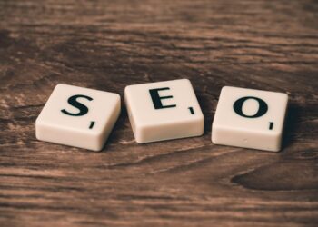 Pantalla de ordenador mostrando código y análisis SEO