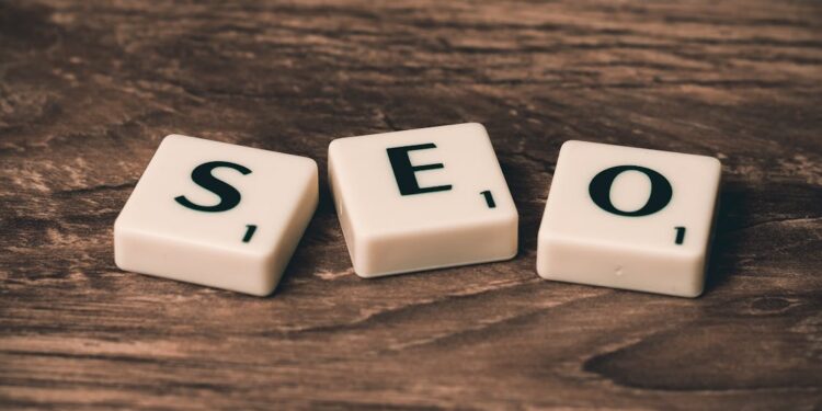 Pantalla de ordenador mostrando código y análisis SEO