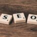 Pantalla de ordenador mostrando código y análisis SEO