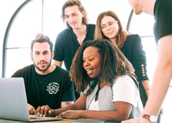 Emprendedor analizando errores y planificando estrategia de negocio