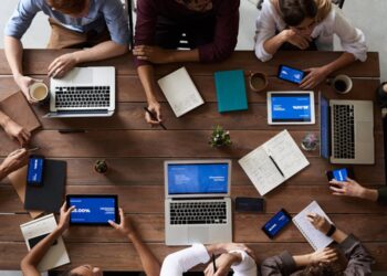 Equipo de emprendedores validando su idea de negocio con metodología lean