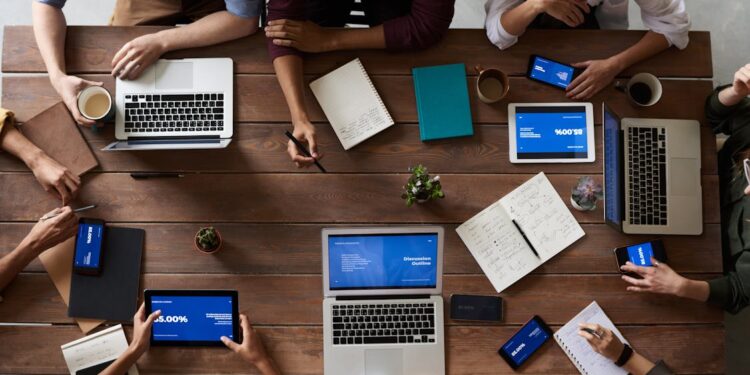 Equipo de trabajo aplicando metodologías ágiles con tablero kanban