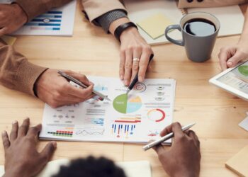 Emprendedores elaborando un plan de negocio sólido en una reunión