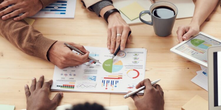 Emprendedores elaborando un plan de negocio sólido en una reunión