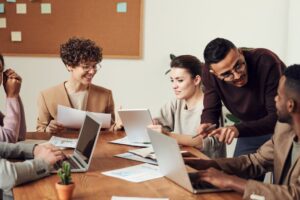 Equipo de marketing diseñando estrategias de fidelización de clientes