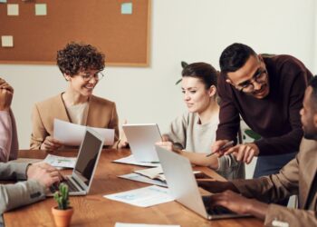Equipo de marketing diseñando estrategias de fidelización de clientes