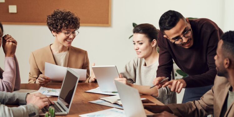 Equipo de marketing diseñando estrategias de fidelización de clientes