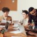Equipo de marketing diseñando estrategias de fidelización de clientes