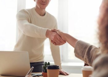 Profesionales desarrollando habilidades digitales en entorno laboral