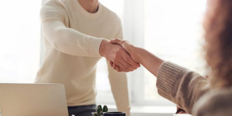 Profesionales desarrollando habilidades digitales en entorno laboral