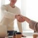 Profesionales desarrollando habilidades digitales en entorno laboral