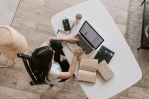 Profesional trabajando en remoto desde casa con herramientas digitales