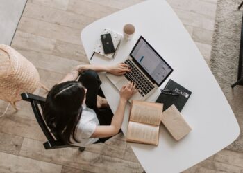 Profesional trabajando en remoto desde casa con herramientas digitales