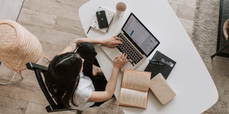 Profesional trabajando en remoto desde casa con herramientas digitales