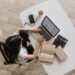 Profesional trabajando en remoto desde casa con herramientas digitales