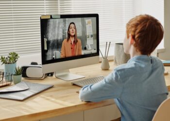 Estudiante formándose online a través de plataformas MOOC