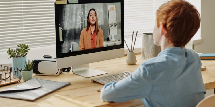Estudiante formándose online a través de plataformas MOOC
