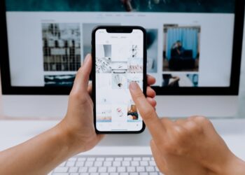 Influencer creando contenido para campaña de marketing digital
