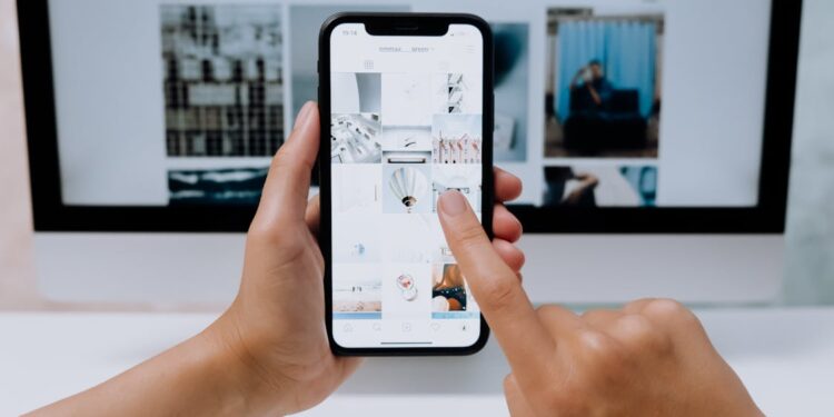 Influencer creando contenido para campaña de marketing digital