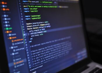 Código en pantalla representando automatización de marketing