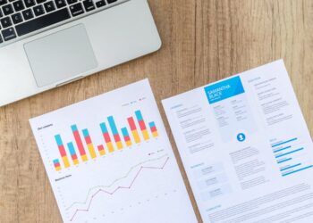 Profesional planificando estrategia de marketing de contenidos en escritorio