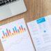 Profesional planificando estrategia de marketing de contenidos en escritorio