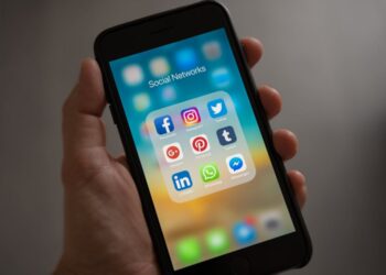 Profesional optimizando campañas de publicidad en redes sociales