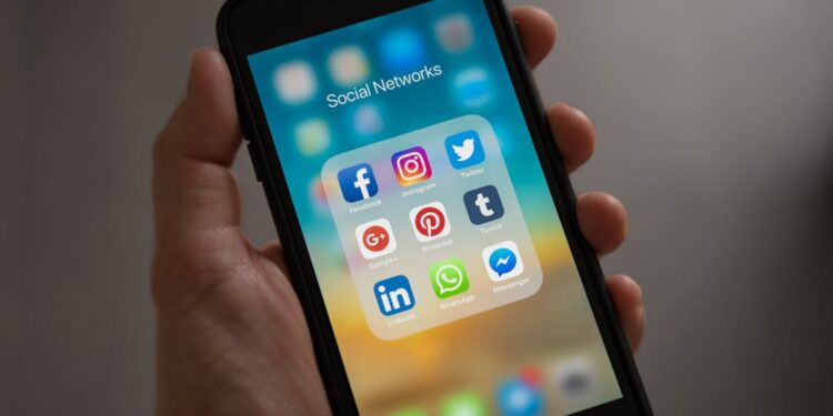 Profesional optimizando campañas de publicidad en redes sociales