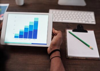 Emprendedor trabajando en su negocio online desde portátil