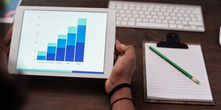 Emprendedor trabajando en su negocio online desde portátil