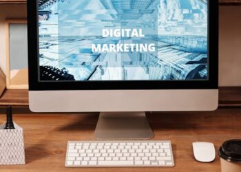 Redactor trabajando en textos de copywriting persuasivo