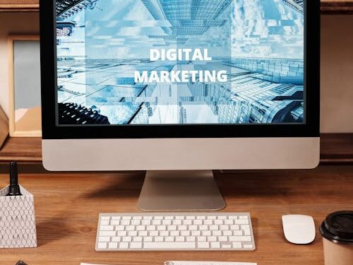 Redactor trabajando en textos de copywriting persuasivo
