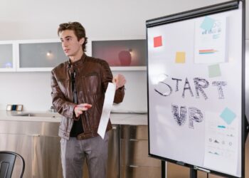 Emprendedor analizando opciones de financiación para su startup