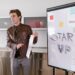 Emprendedor analizando opciones de financiación para su startup