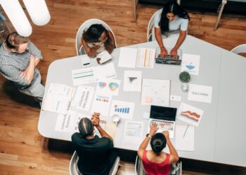 Profesional analizando datos de competencia en marketing digital