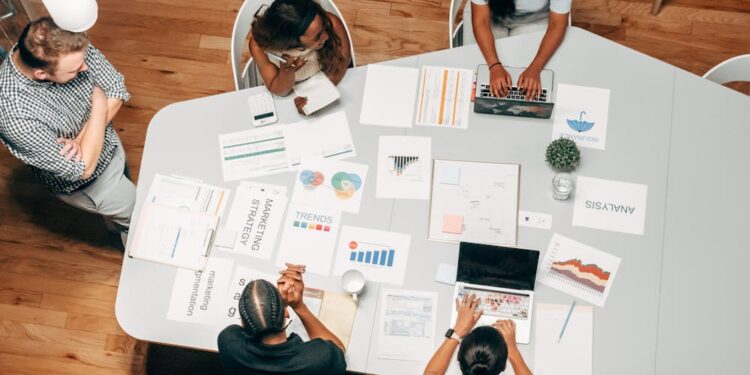 Profesional analizando datos de competencia en marketing digital