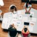 Profesional analizando datos de competencia en marketing digital